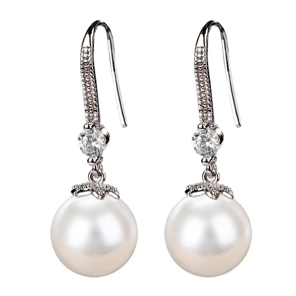 New Women’s Round Cut Pearl Earrings - Picture 3 of 6